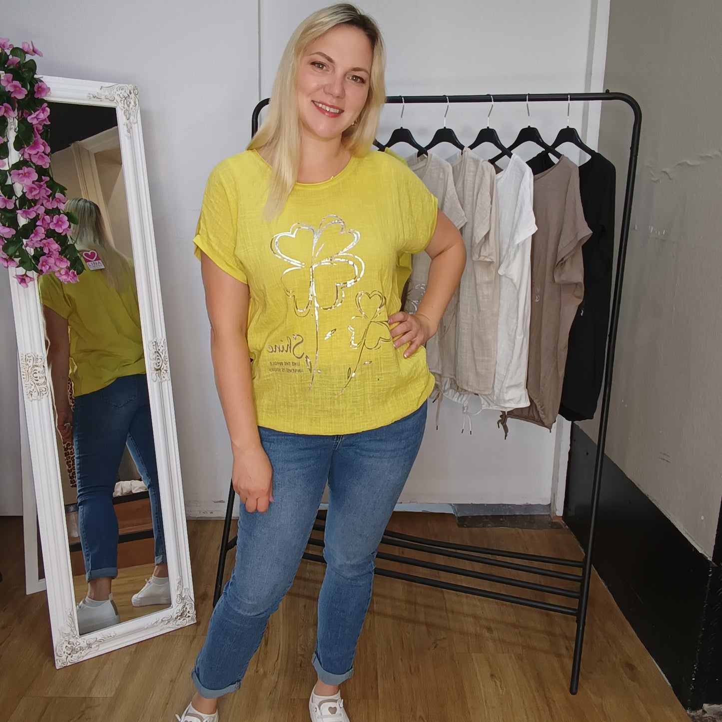 Kurzarm-Shirt mit Kleeblättern in Senfgelb