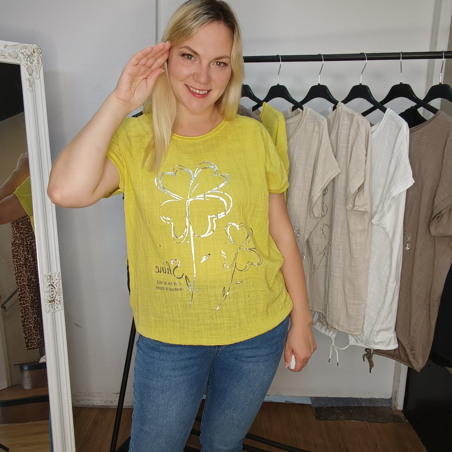 Kurzarm-Shirt mit Kleeblättern in Senfgelb