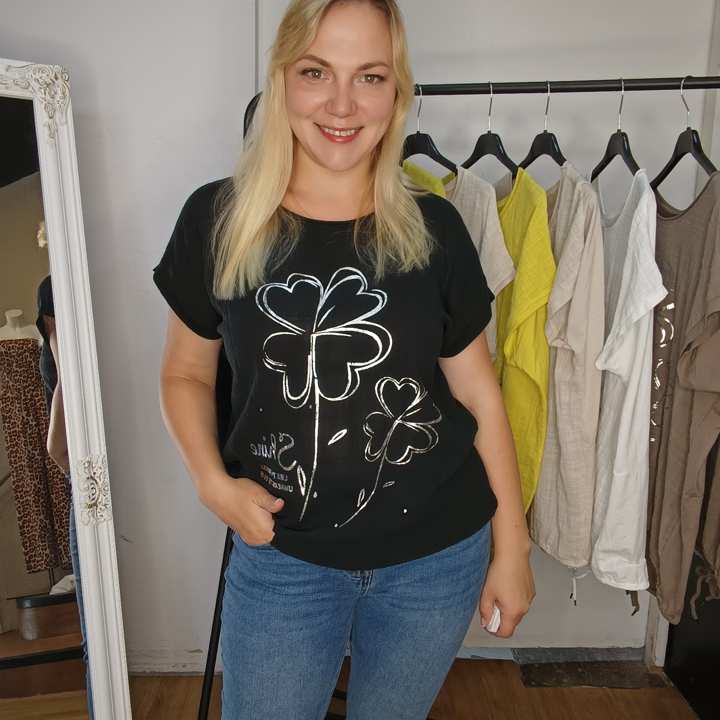 Kurzarm-Shirt mit Kleeblättern in Schwarz