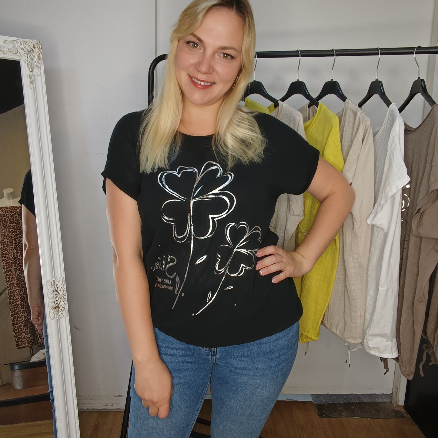 Kurzarm-Shirt mit Kleeblättern in Schwarz