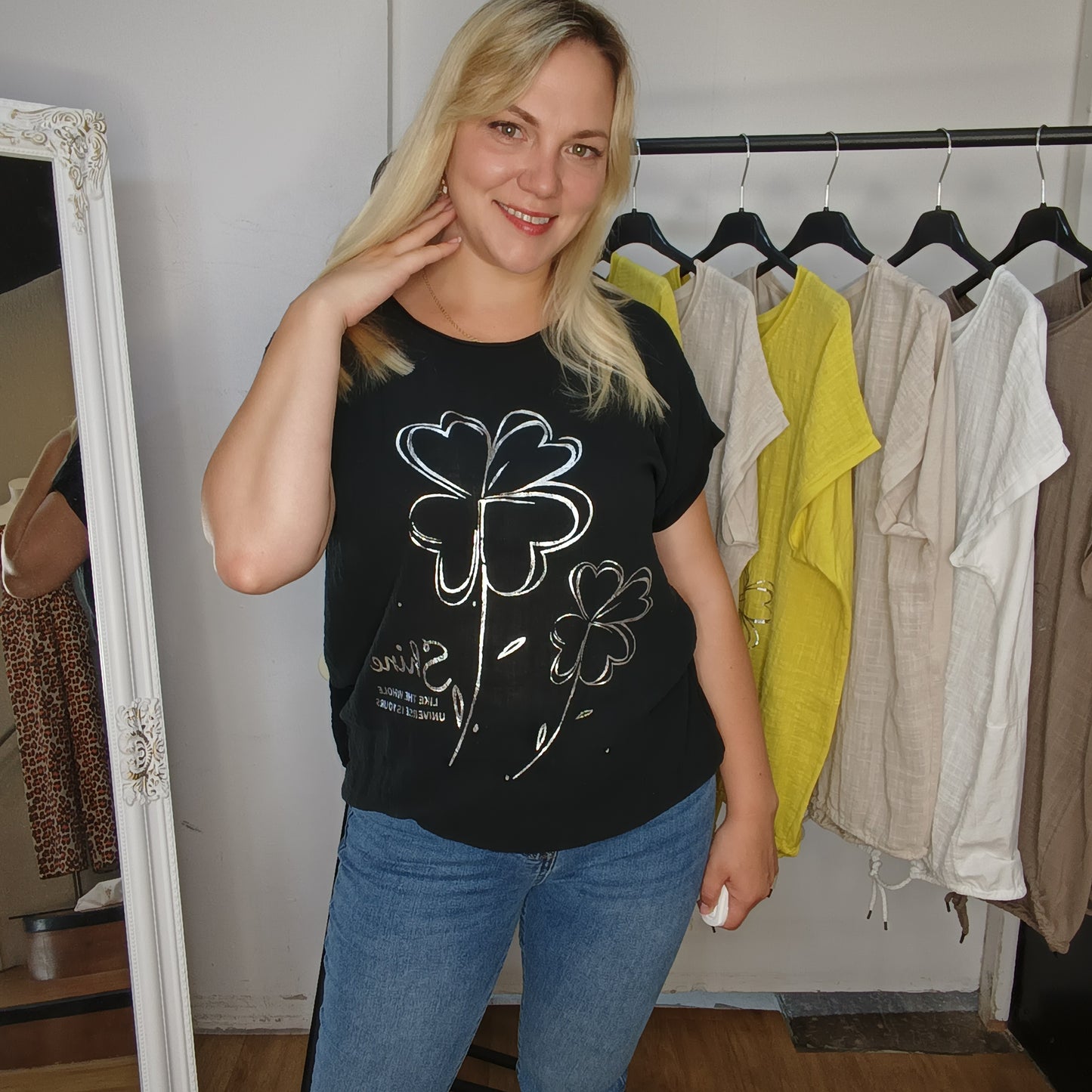 Kurzarm-Shirt mit Kleeblättern in Schwarz