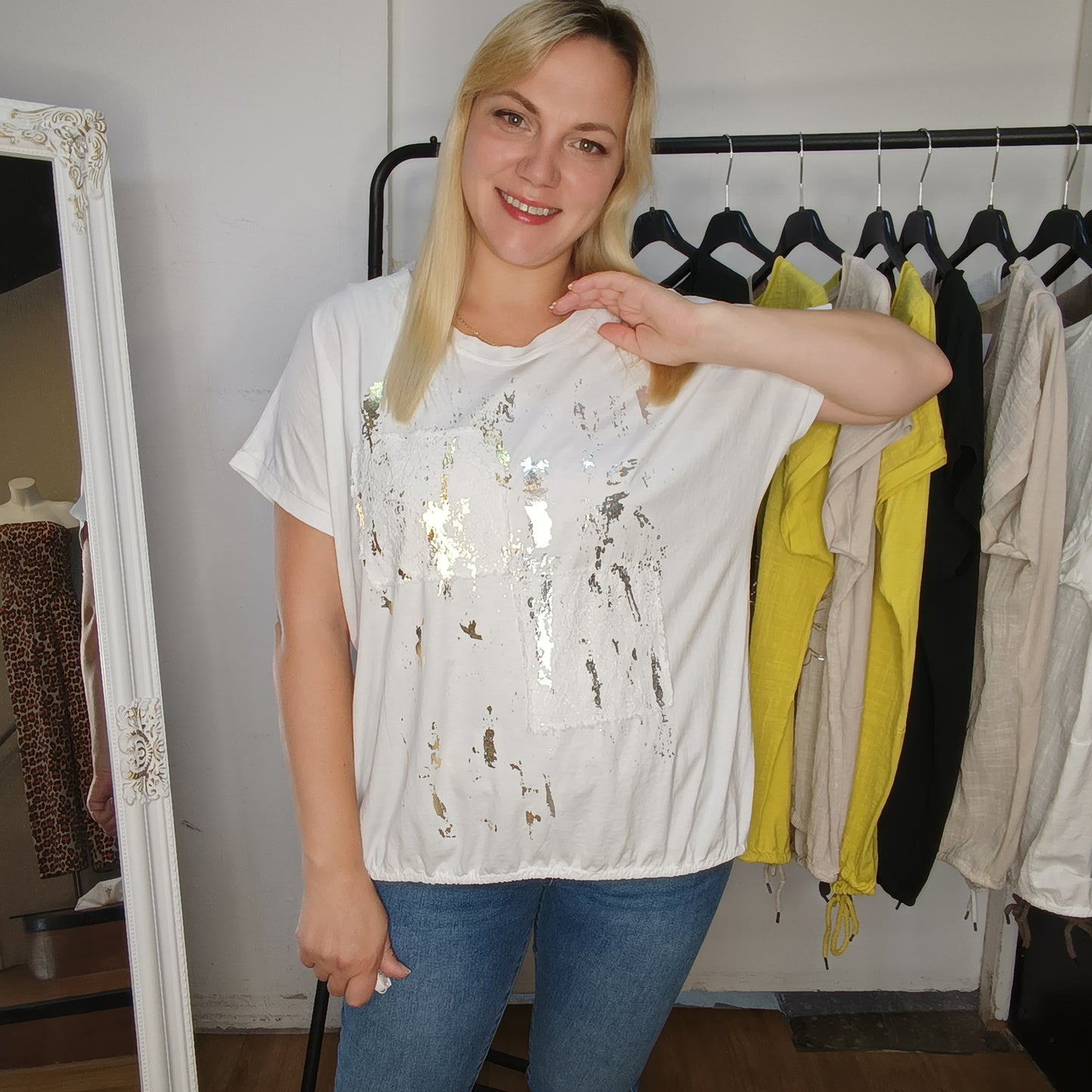 Kurzarm-Shirt mit Muster und Tunnelzug in Weiß
