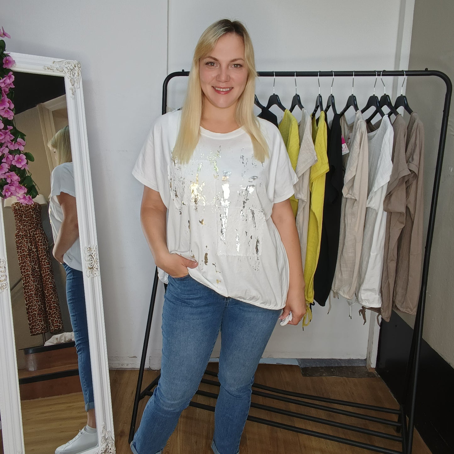 Kurzarm-Shirt mit Muster und Tunnelzug in Weiß