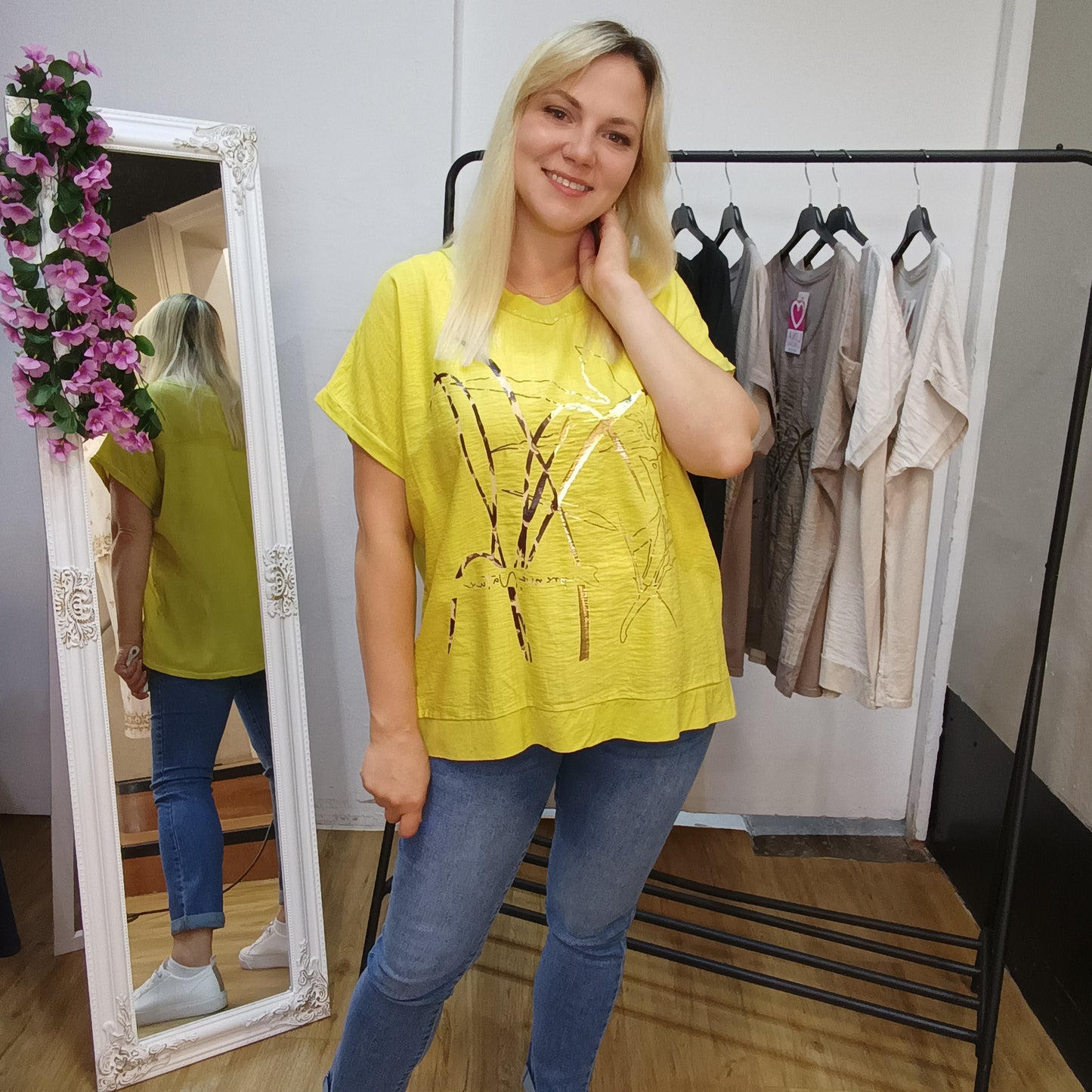 Kurzarm-Shirt mit Muster in Senfgelb