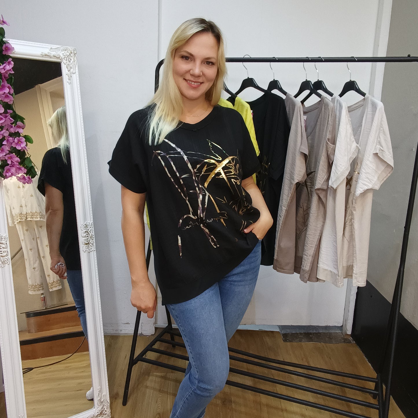 Kurzarm-Shirt mit Muster in Schwarz