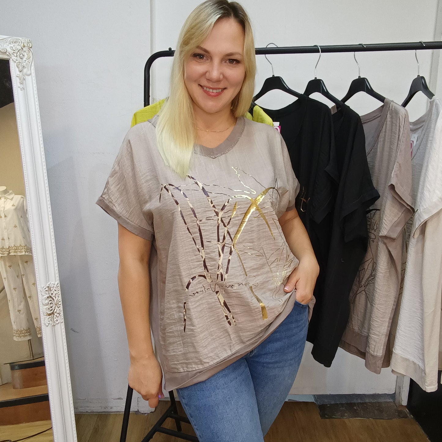Kurzarm-Shirt mit Muster in Braun