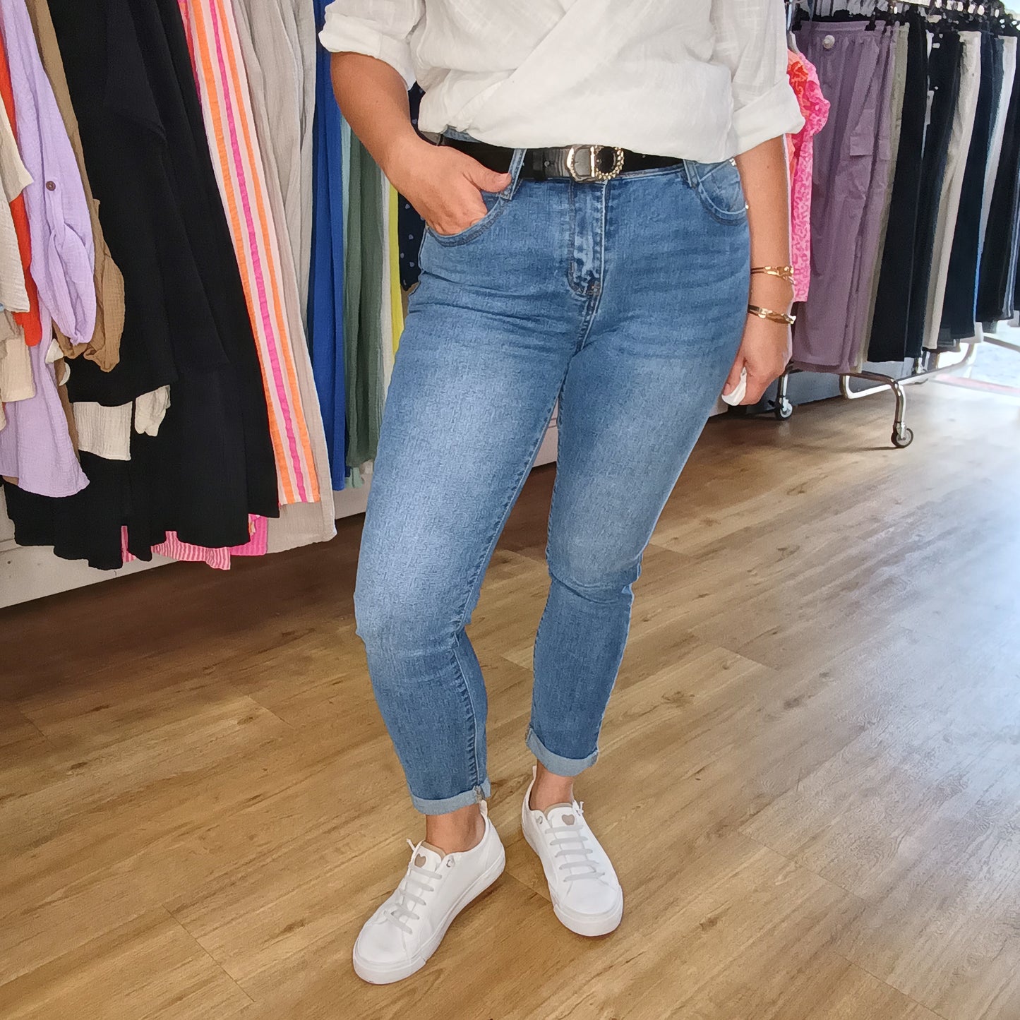 Slim Fit Jeans mit Gürtel