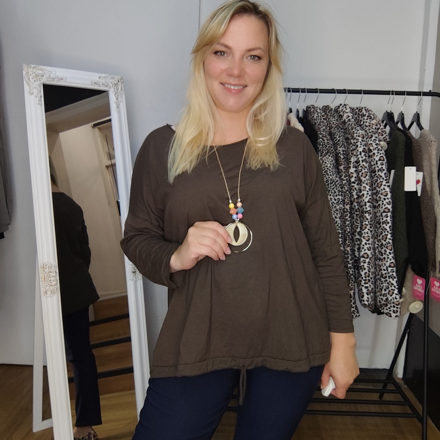 Shirt "Mandy" mit Kette in Dunkelbraun