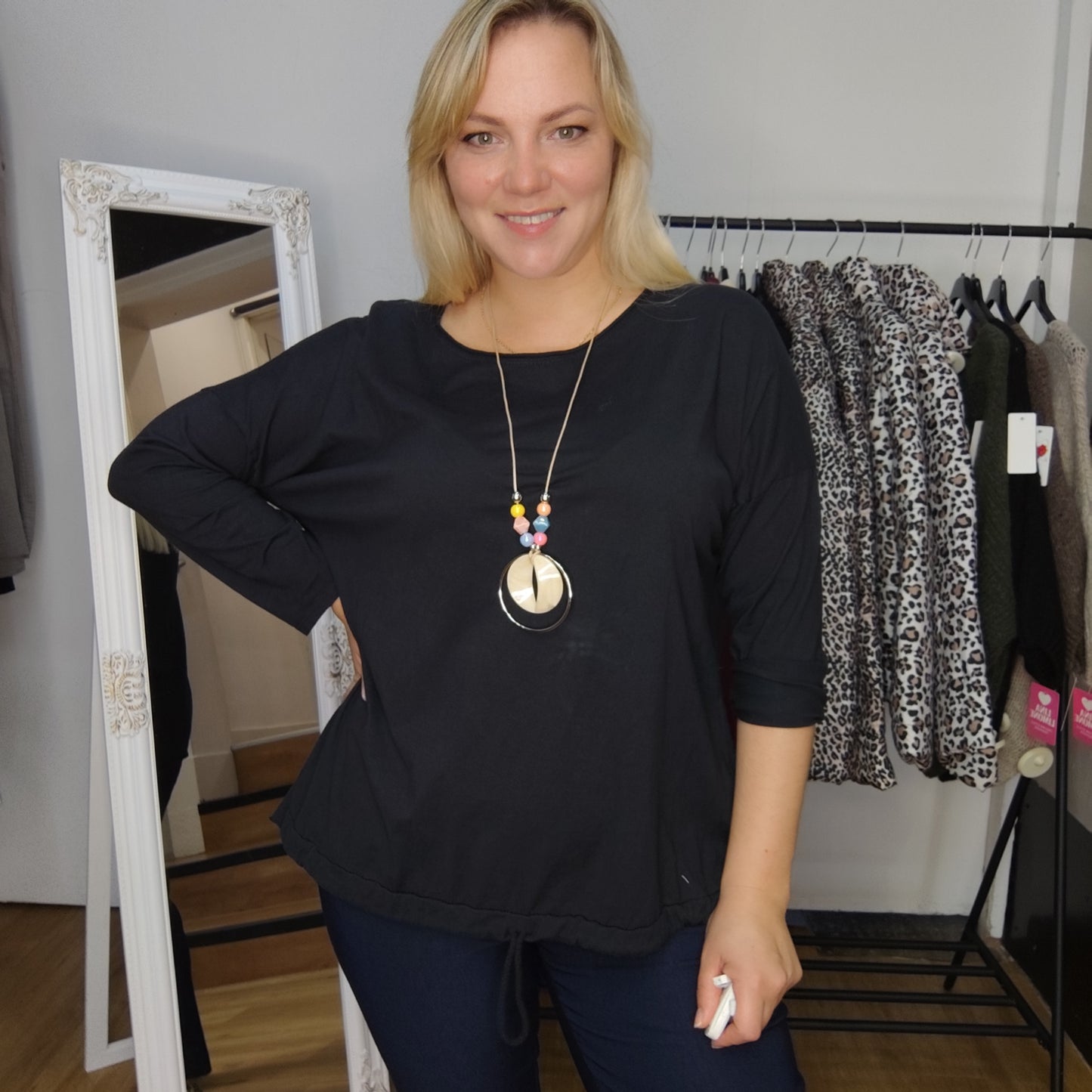 Shirt "Mandy" mit Kette in Schwarz