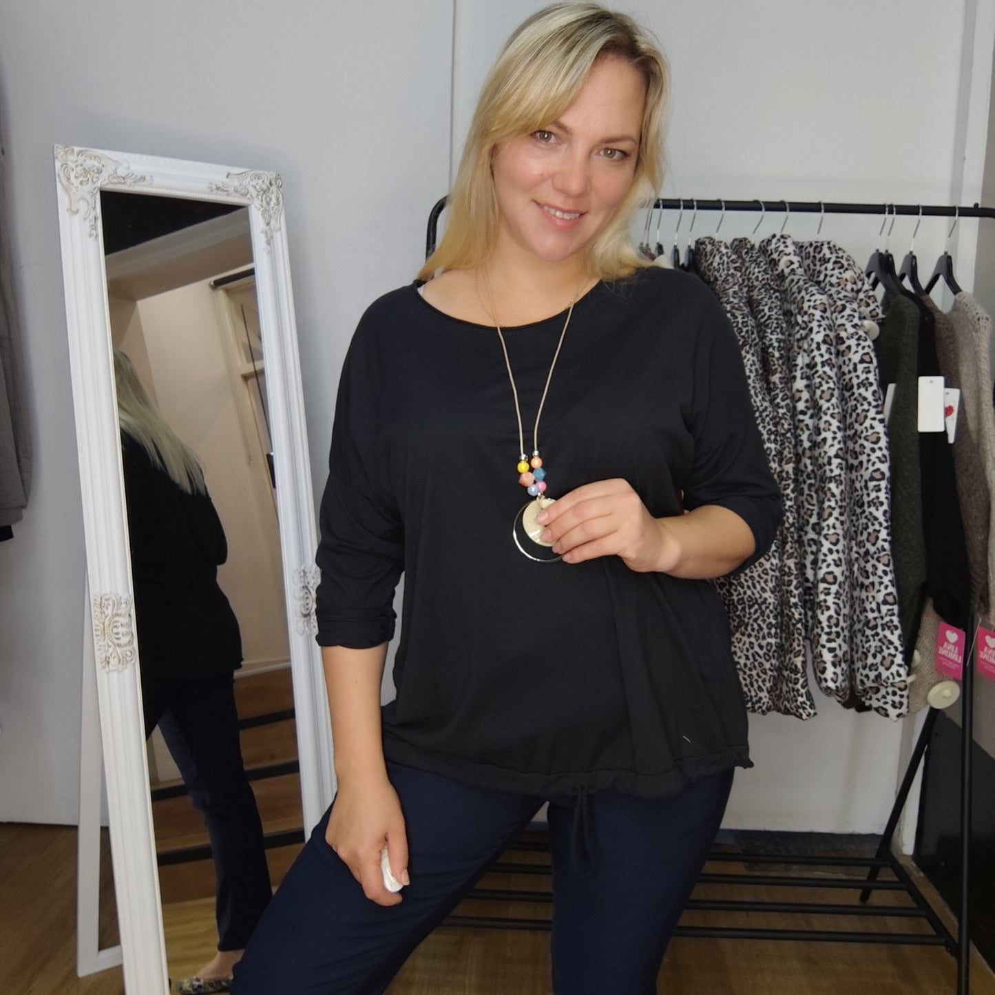 Shirt "Mandy" mit Kette in Schwarz