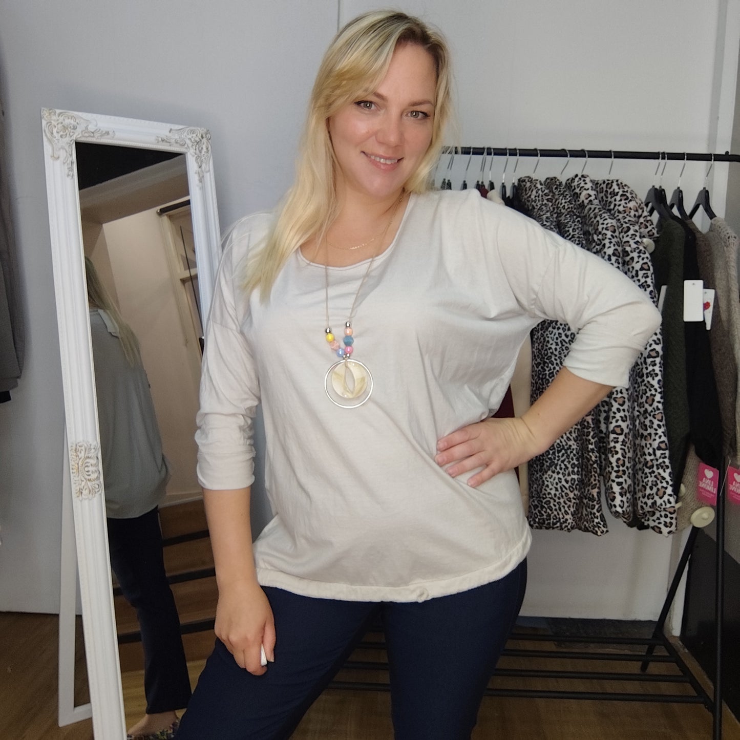 Shirt "Mandy" mit Kette in Beige