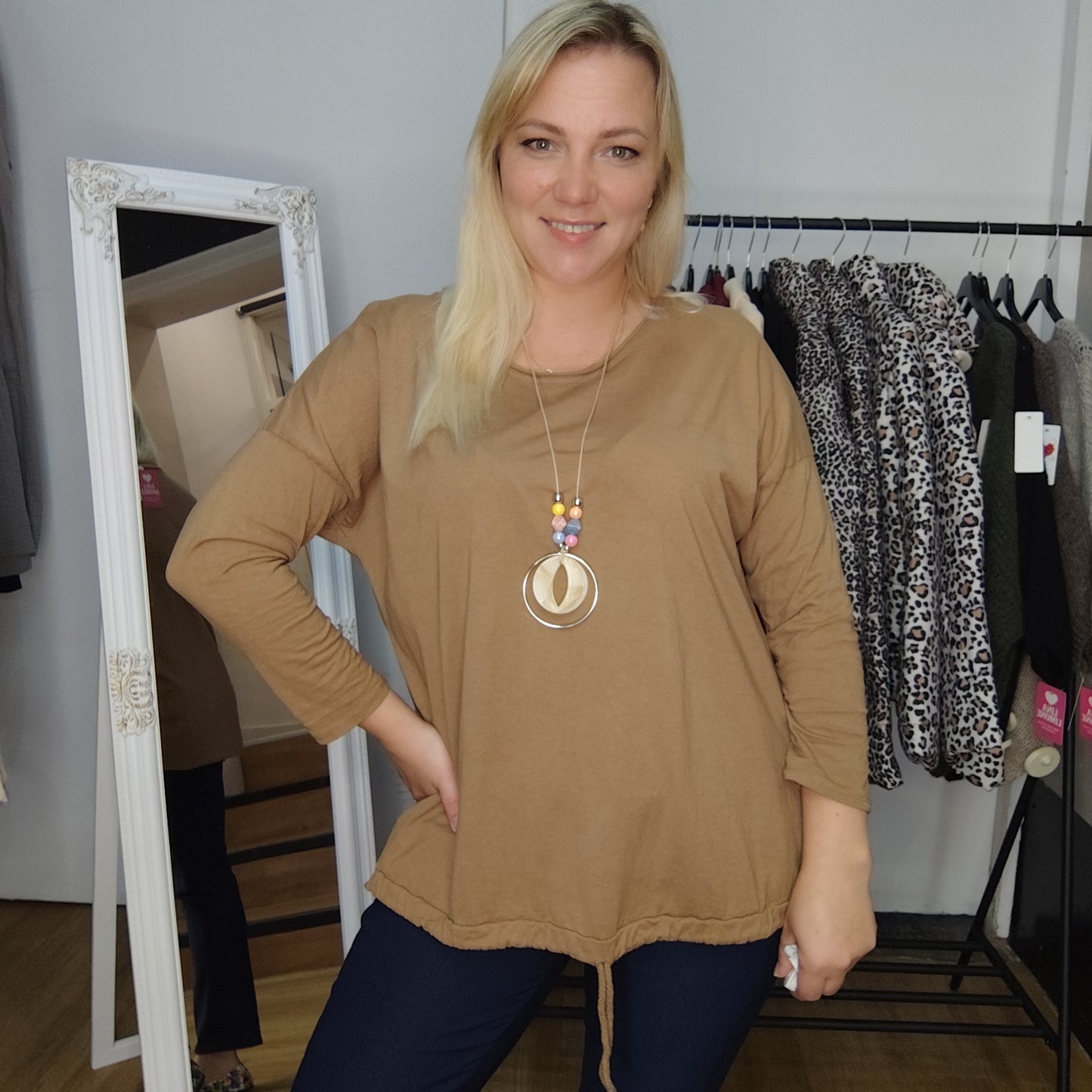 Shirt "Mandy" mit Kette in Braun