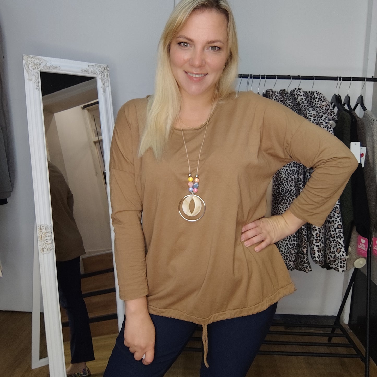 Shirt "Mandy" mit Kette in Braun
