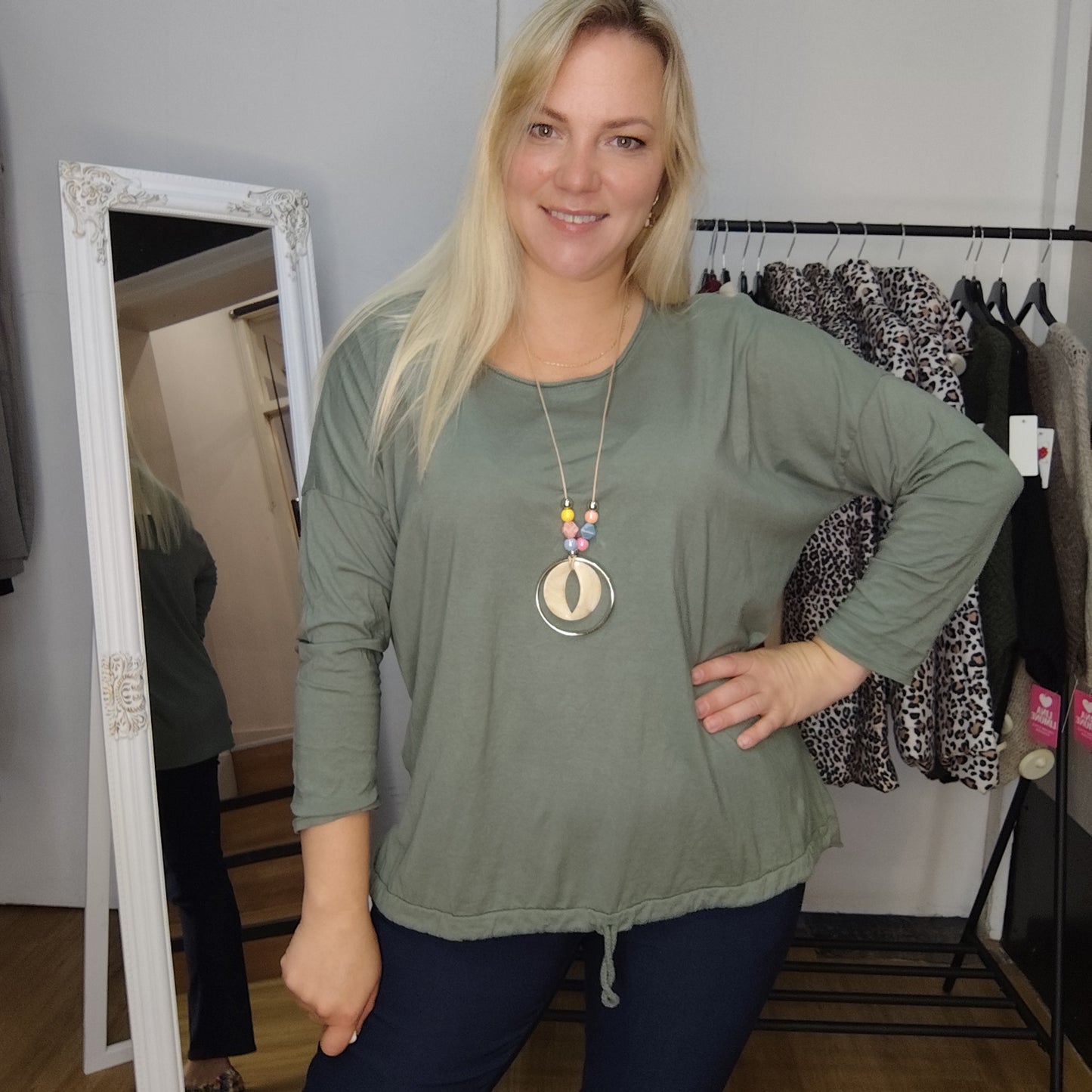 Shirt "Mandy" mit Kette in Olivgrün