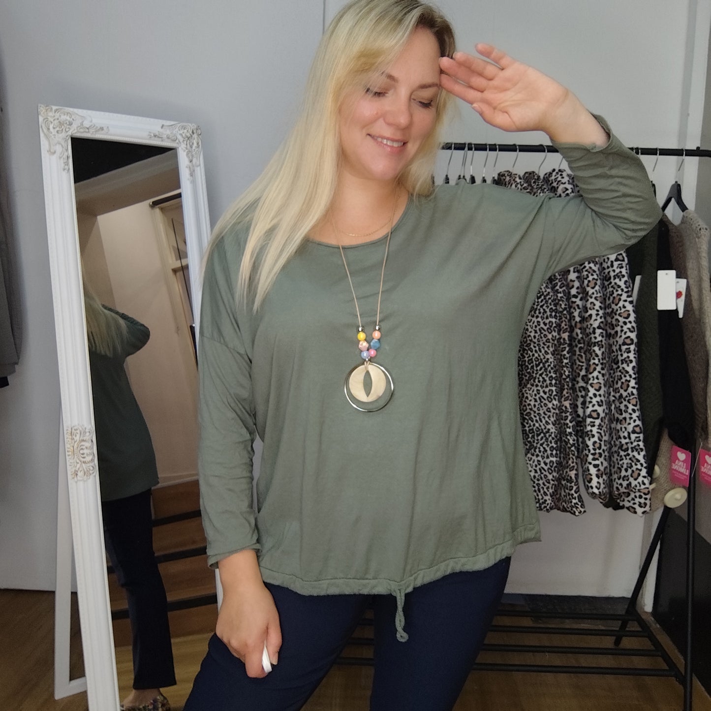 Shirt "Mandy" mit Kette in Olivgrün