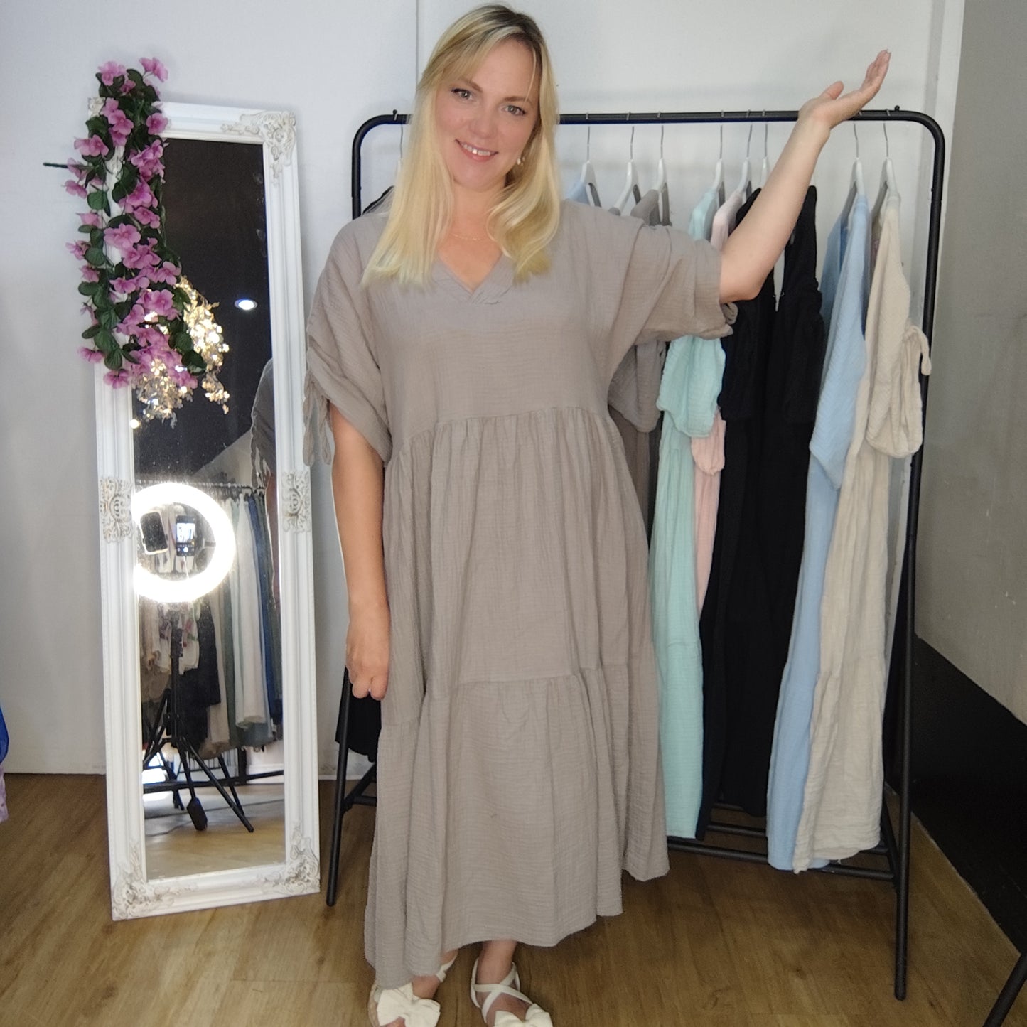 Musselin Kleid mit Raffung am Ärmel in Braun
