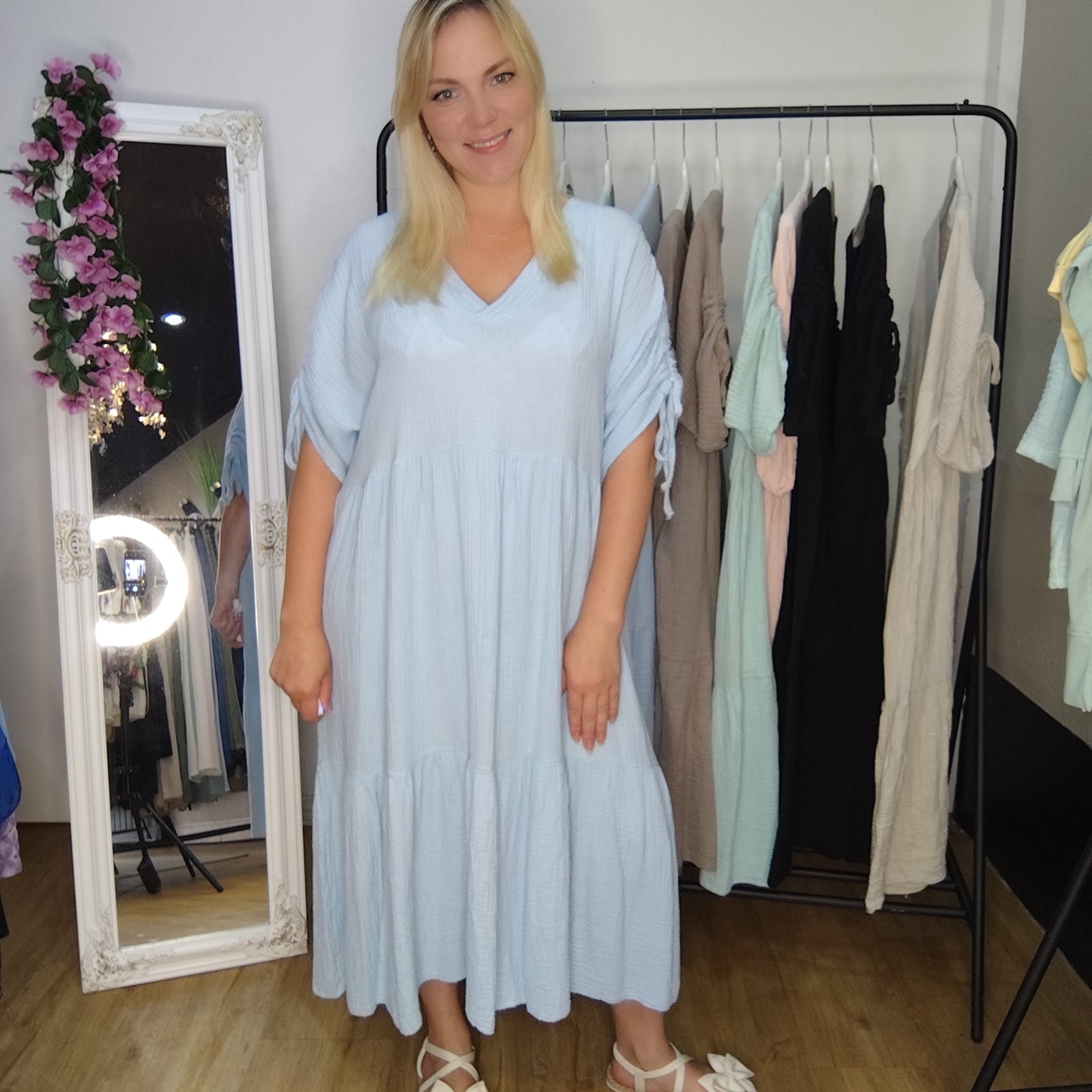 Musselin Kleid mit Raffung am Ärmel in Hellblau
