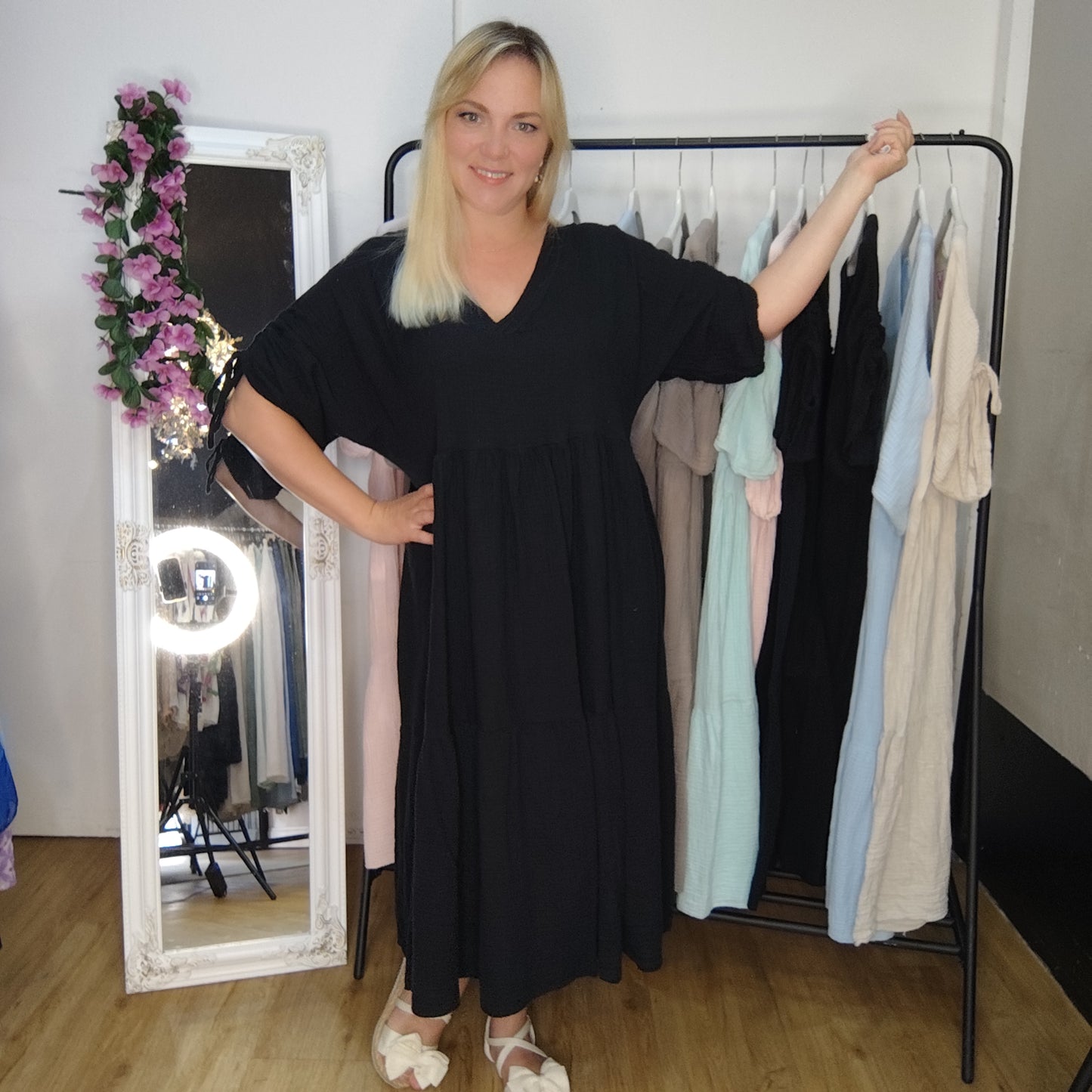 Musselin Kleid mit Raffung am Ärmel in Schwarz