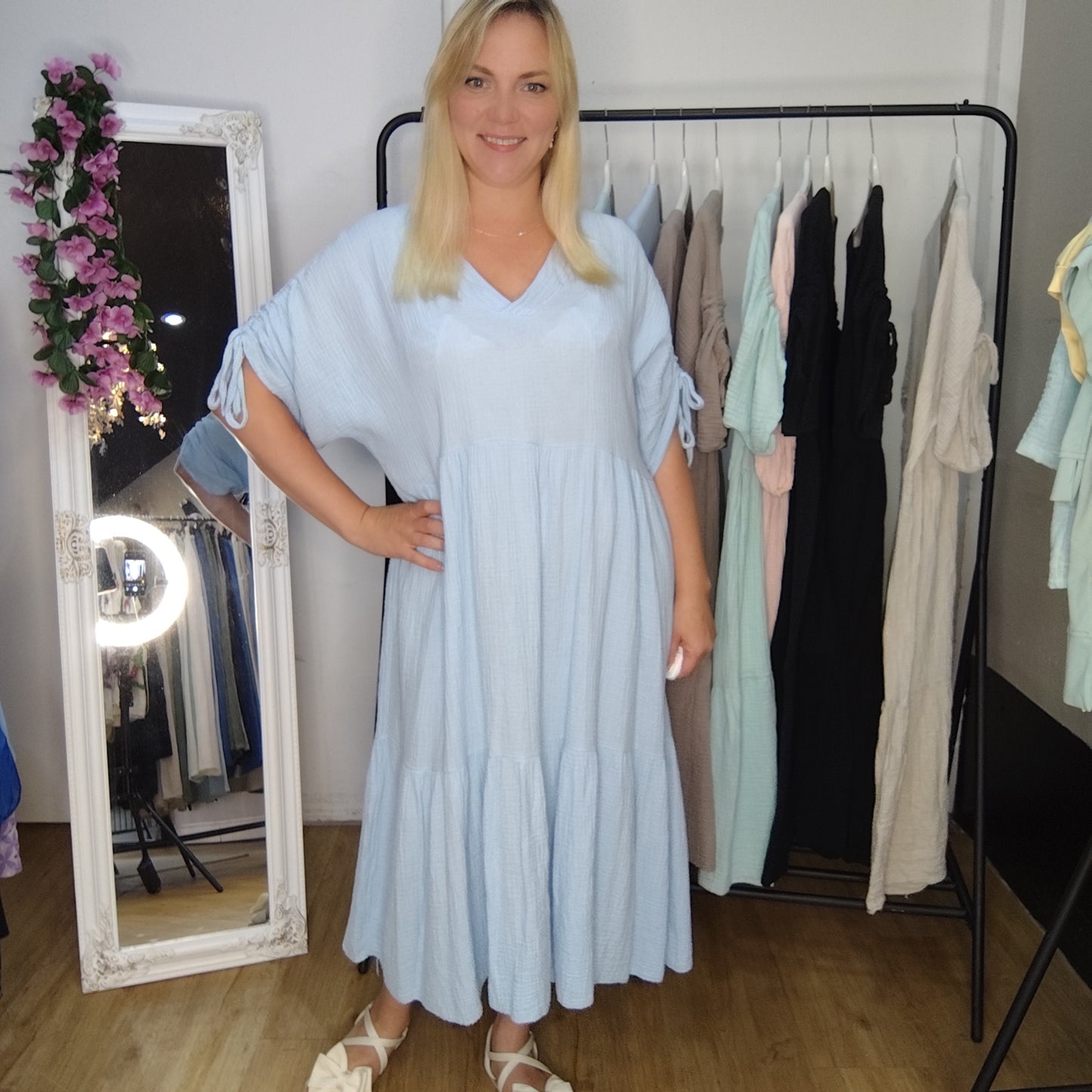 Musselin Kleid mit Raffung am Ärmel in Hellblau