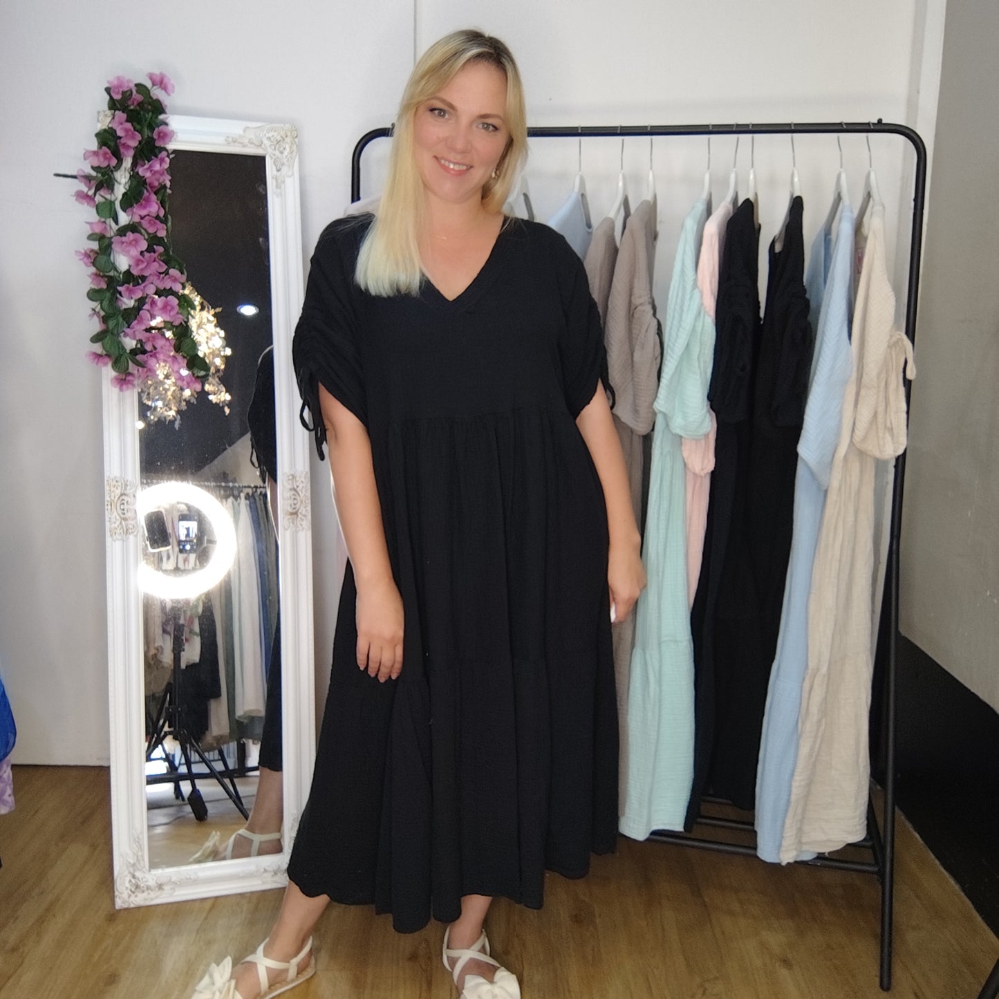 Musselin Kleid mit Raffung am Ärmel in Schwarz