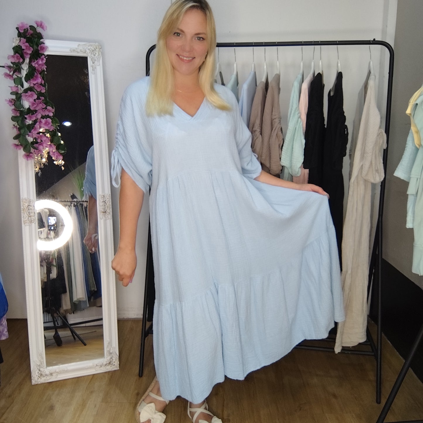 Musselin Kleid mit Raffung am Ärmel in Hellblau