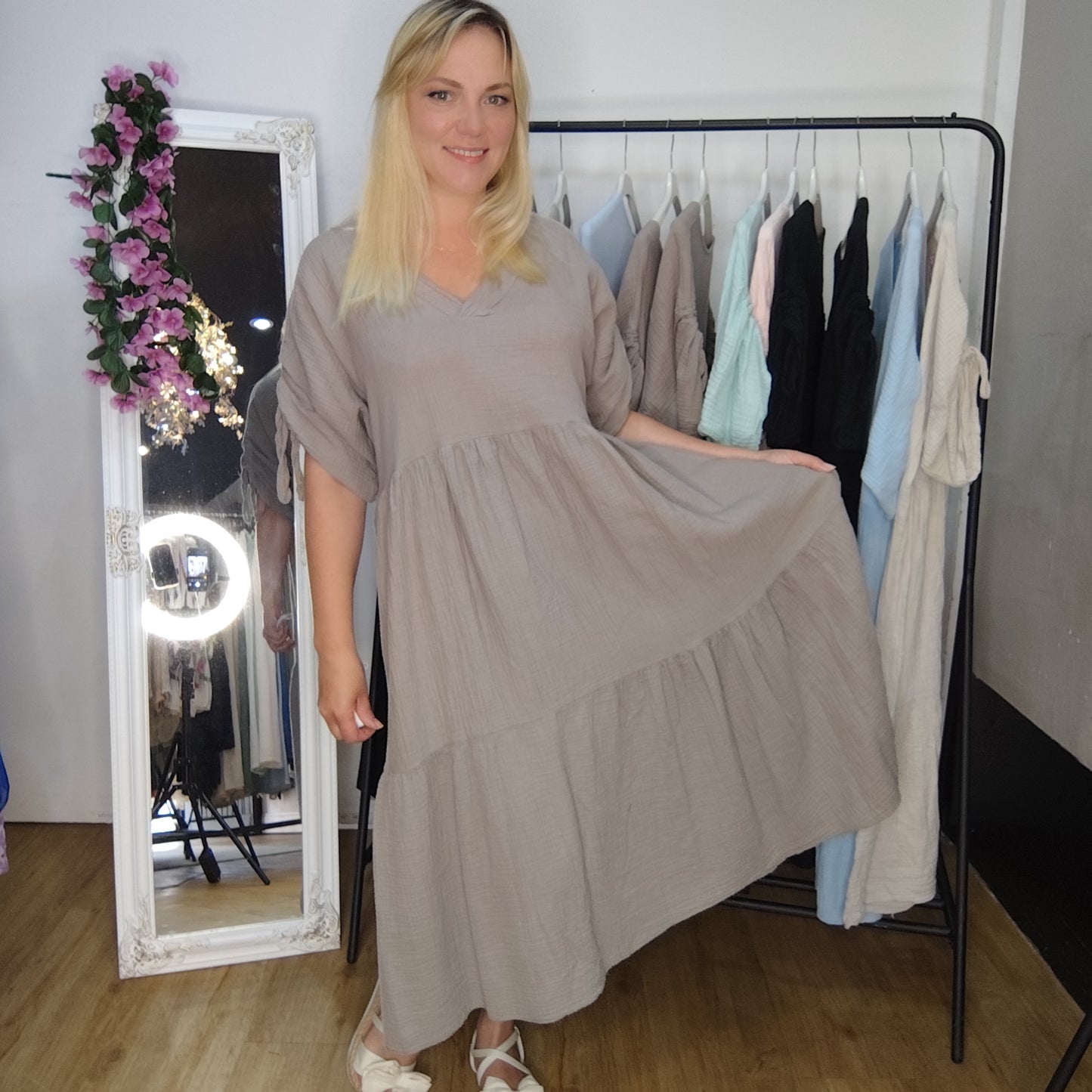 Musselin Kleid mit Raffung am Ärmel in Braun
