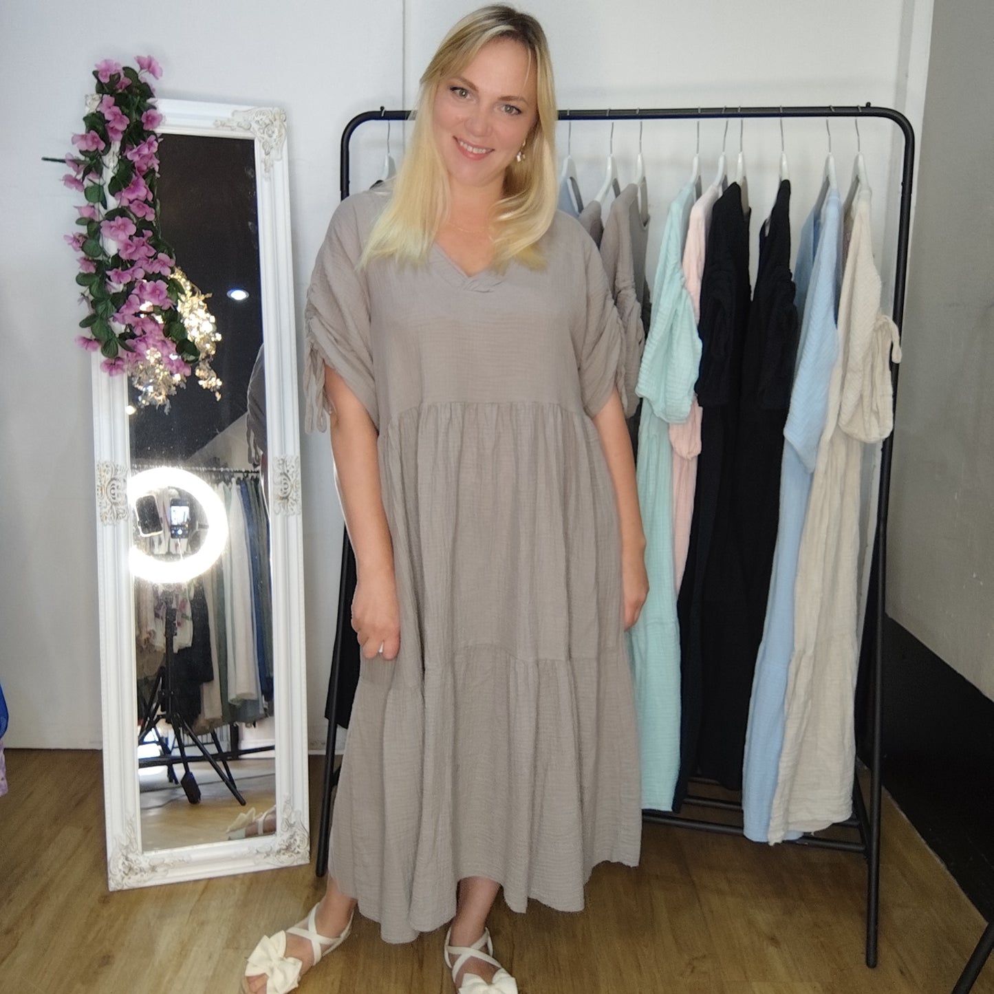 Musselin Kleid mit Raffung am Ärmel in Braun