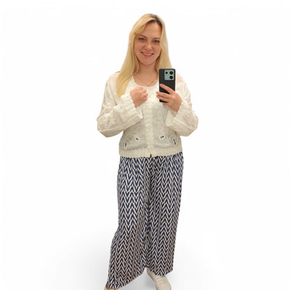 Strickjacke im Häkellook in Weiß