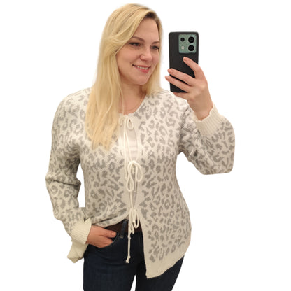 Strickjacke zum Binden mit Leomuster in Grau-Weiß