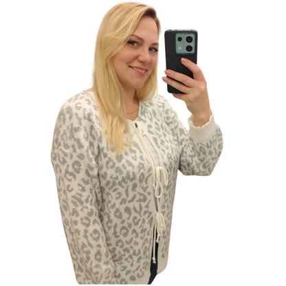 Strickjacke zum Binden mit Leomuster in Grau-Weiß