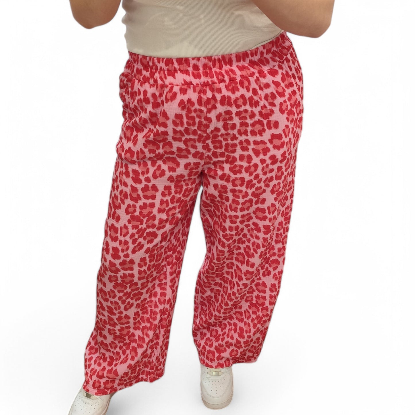 Musselin Hose mit Leomuster in Rosa-Rot