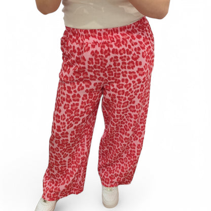 Musselin Hose mit Leomuster in Rosa-Rot