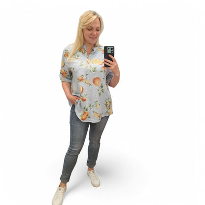 Bluse mit Orangen in Hellblau