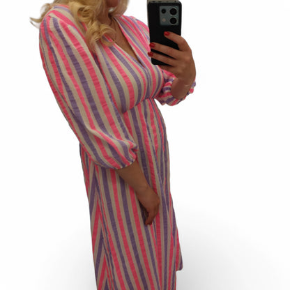 Gestreiftes Musselin Kleid in Flieder-Pink-Weiß