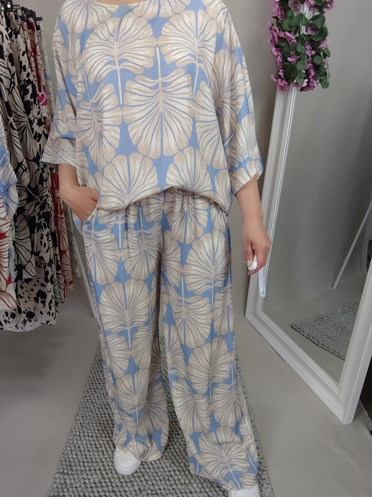 Weite Hose mit Print in Beige-Hellblau