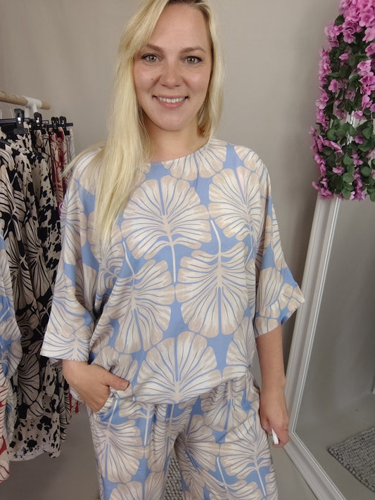 Shirt mit Print in Beige-Hellblau