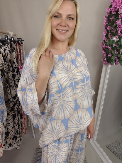 Shirt mit Print in Beige-Hellblau