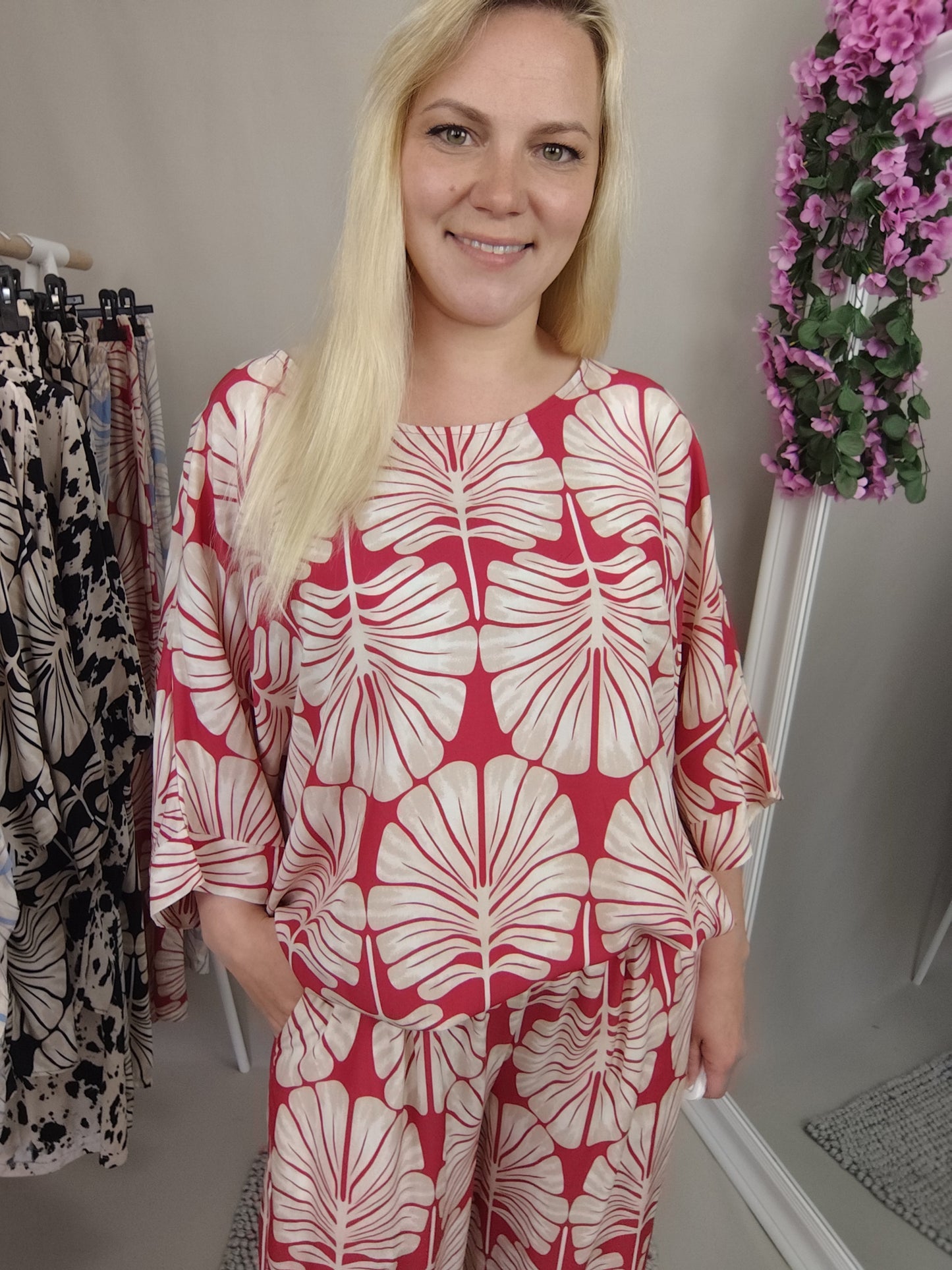 Shirt mit Print in Beige-Rot