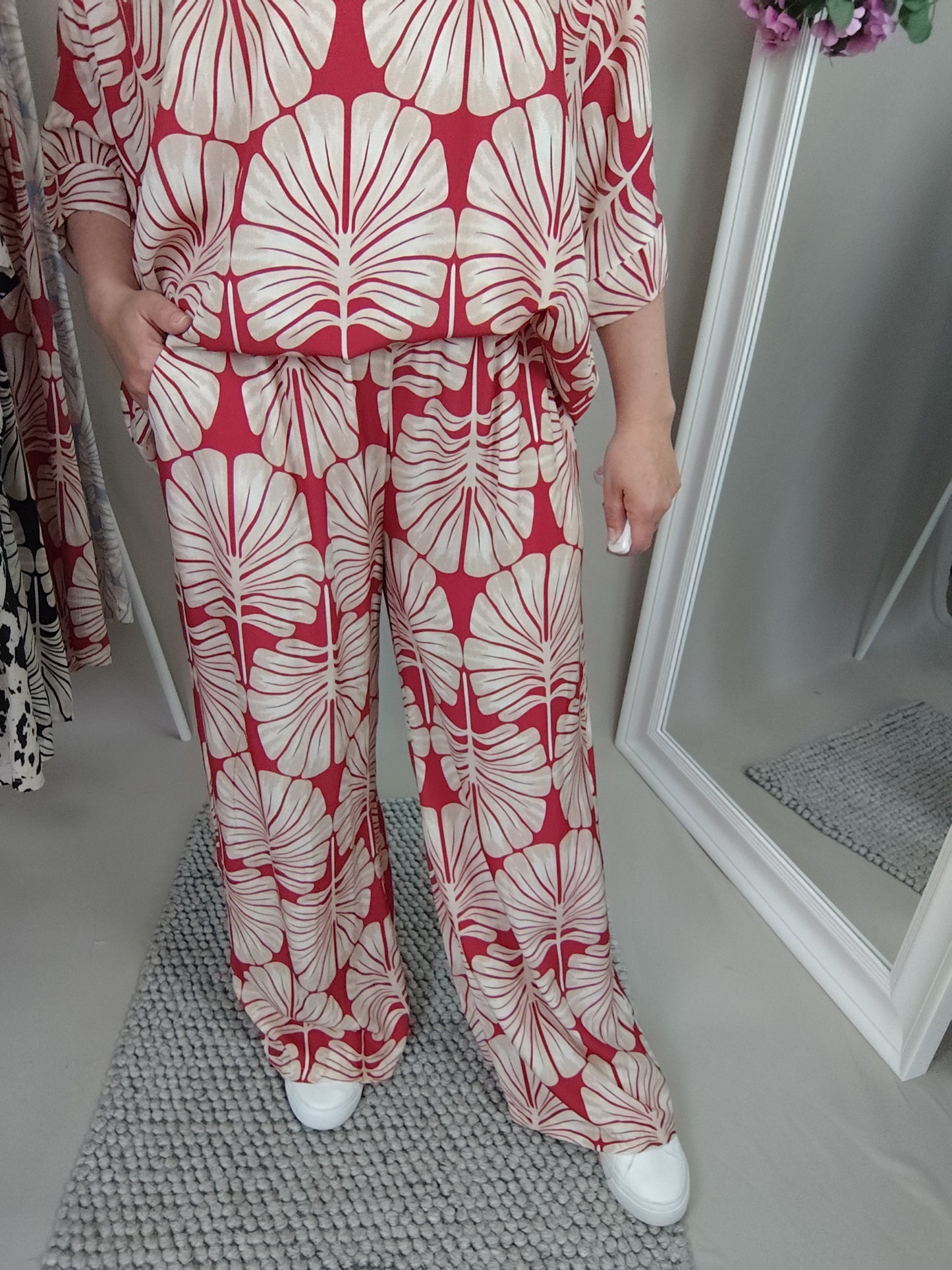 Weite Hose mit Print in Beige-Rot