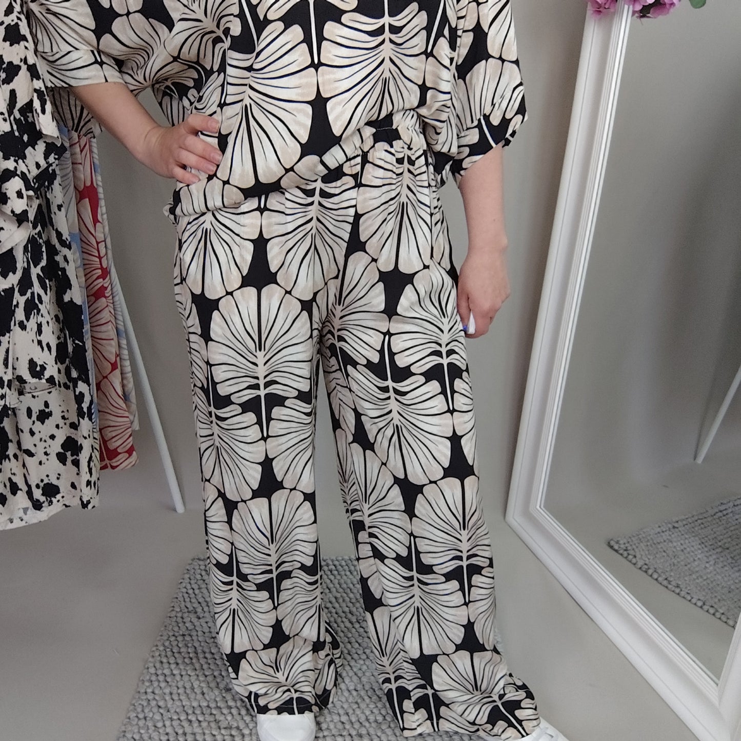 Weite Hose mit Print in Beige-Schwarz