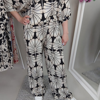 Weite Hose mit Print in Beige-Schwarz
