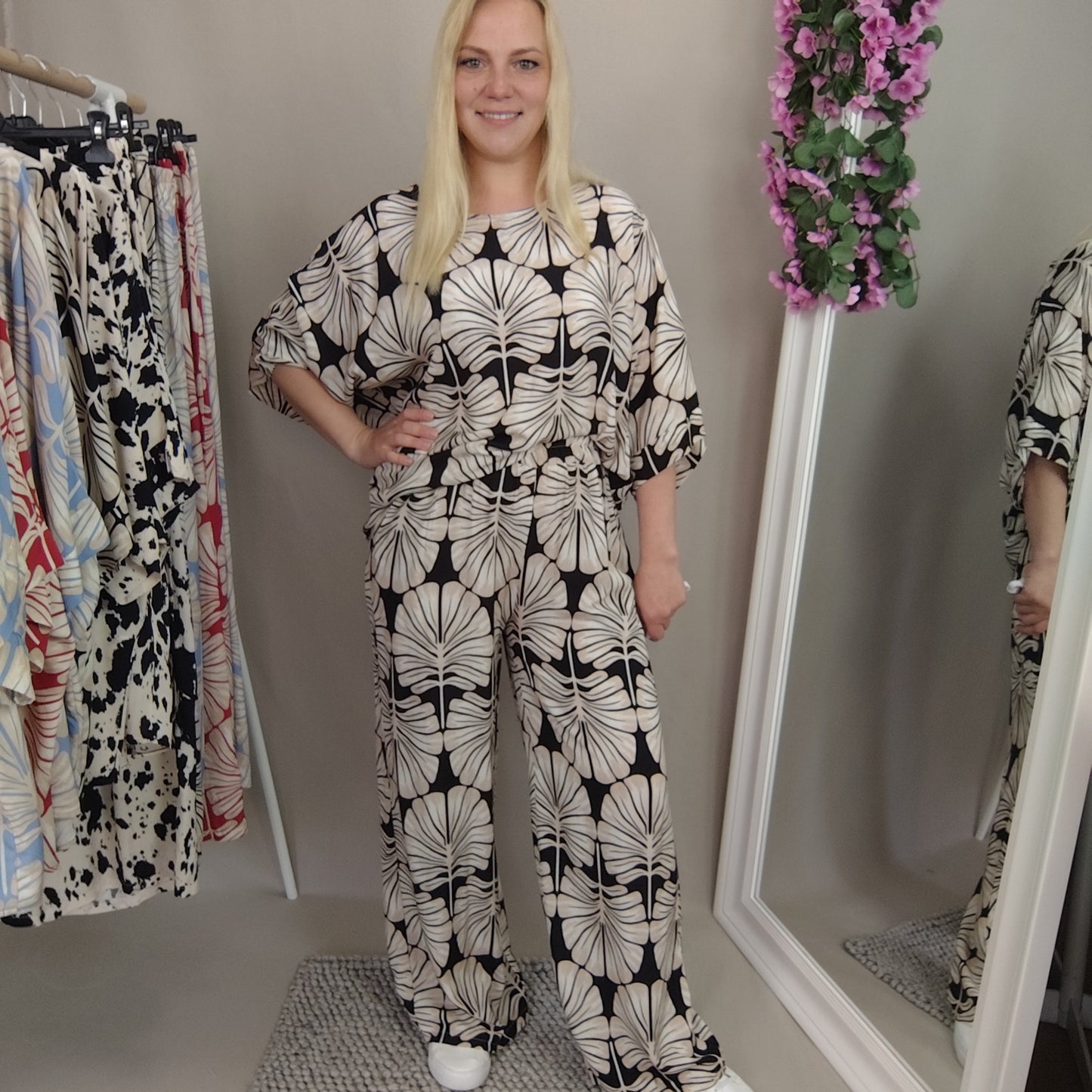 Weite Hose mit Print in Beige-Schwarz
