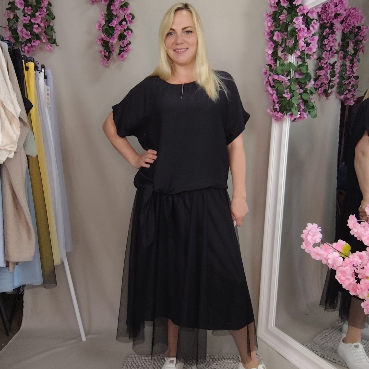 Viskosebluse mit Bindesaum in Schwarz