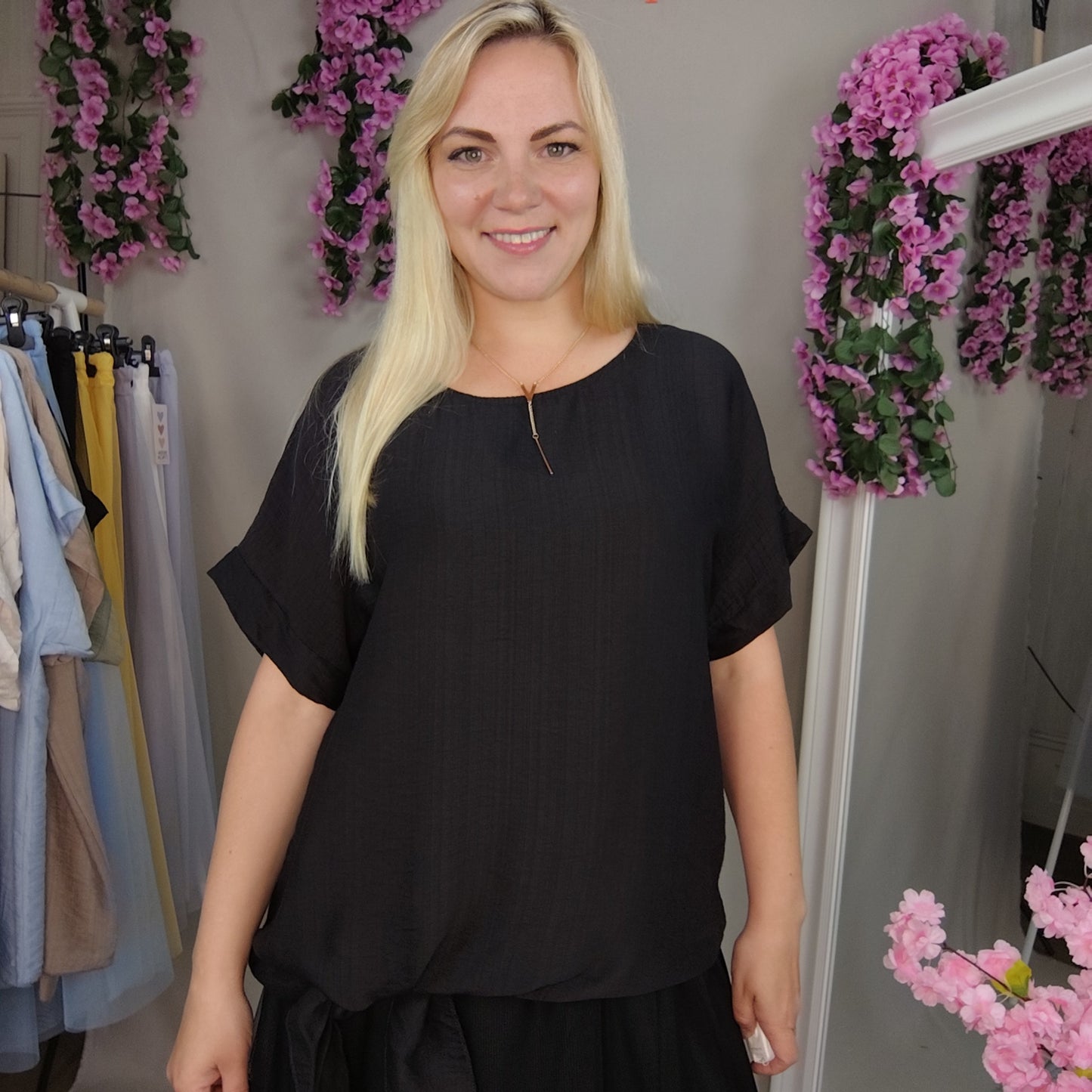 Viskosebluse mit Bindesaum in Schwarz