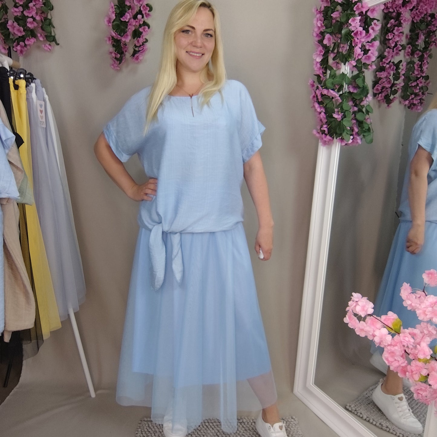 Viskosebluse mit Bindesaum in Hellblau