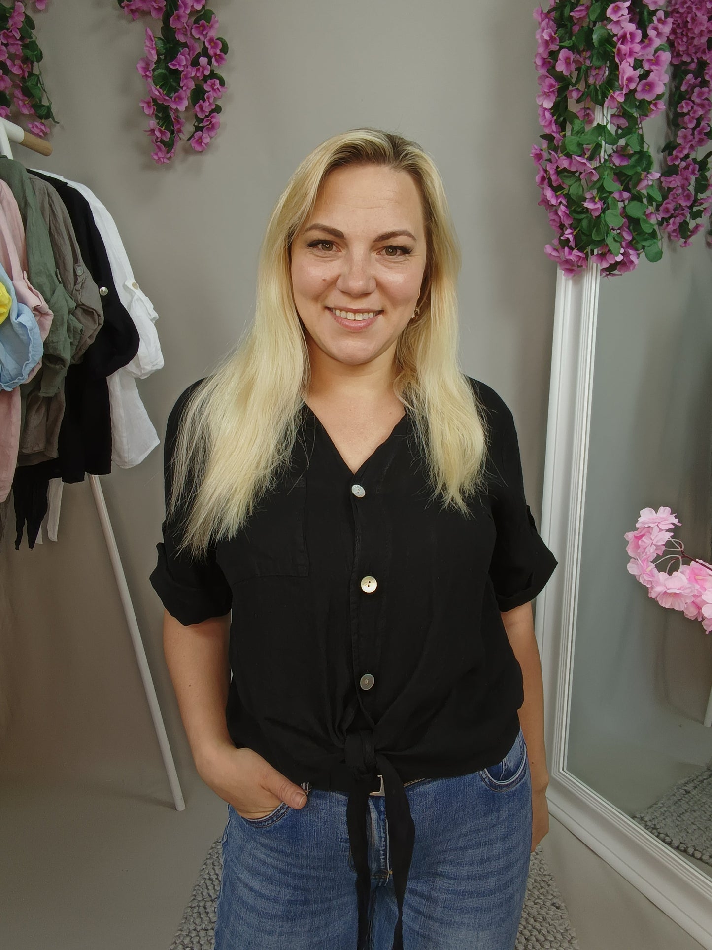 Kurze Leinenbluse zum Knoten in Schwarz