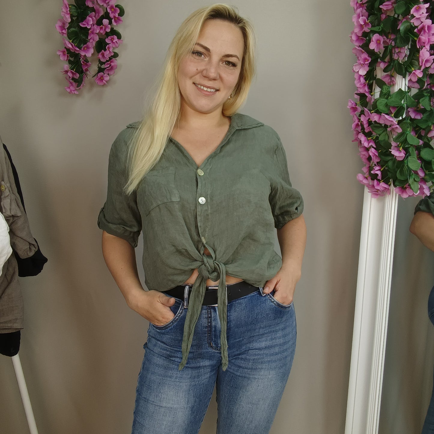 Kurze Leinenbluse zum Knoten in Oliv