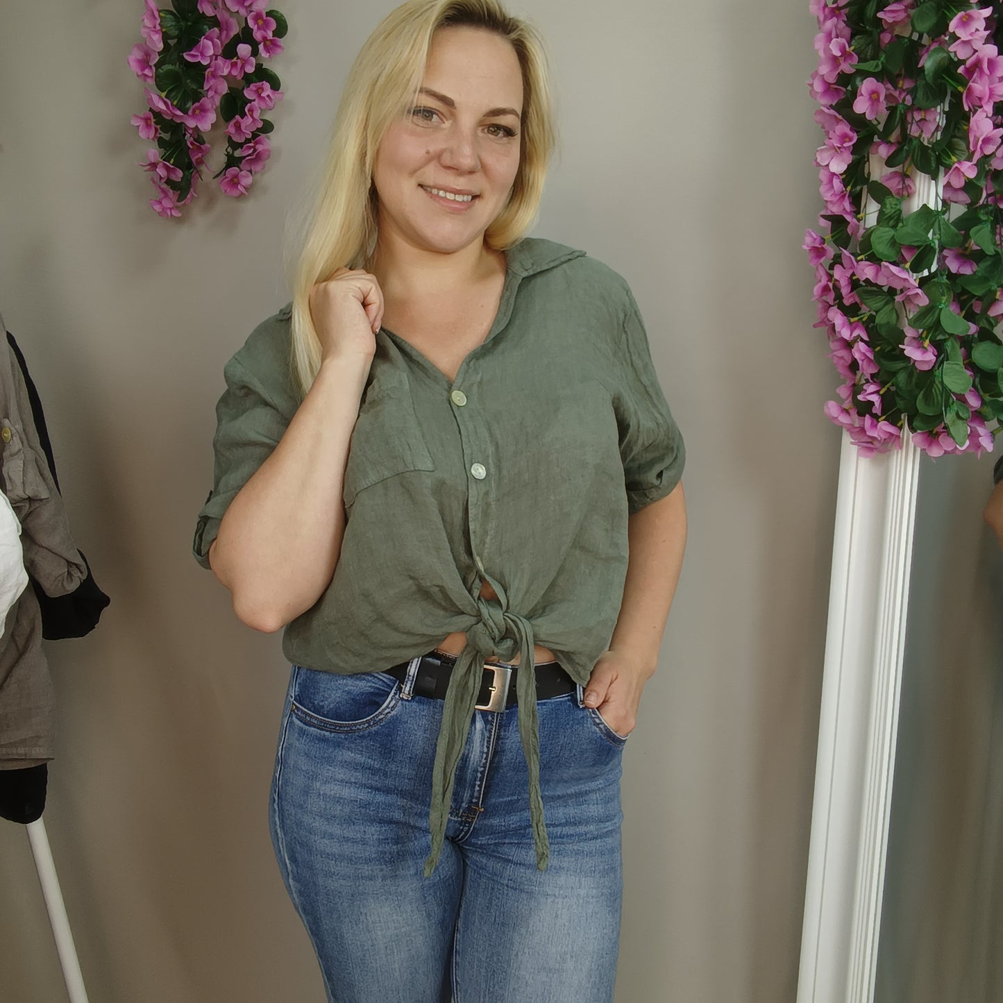 Kurze Leinenbluse zum Knoten in Oliv