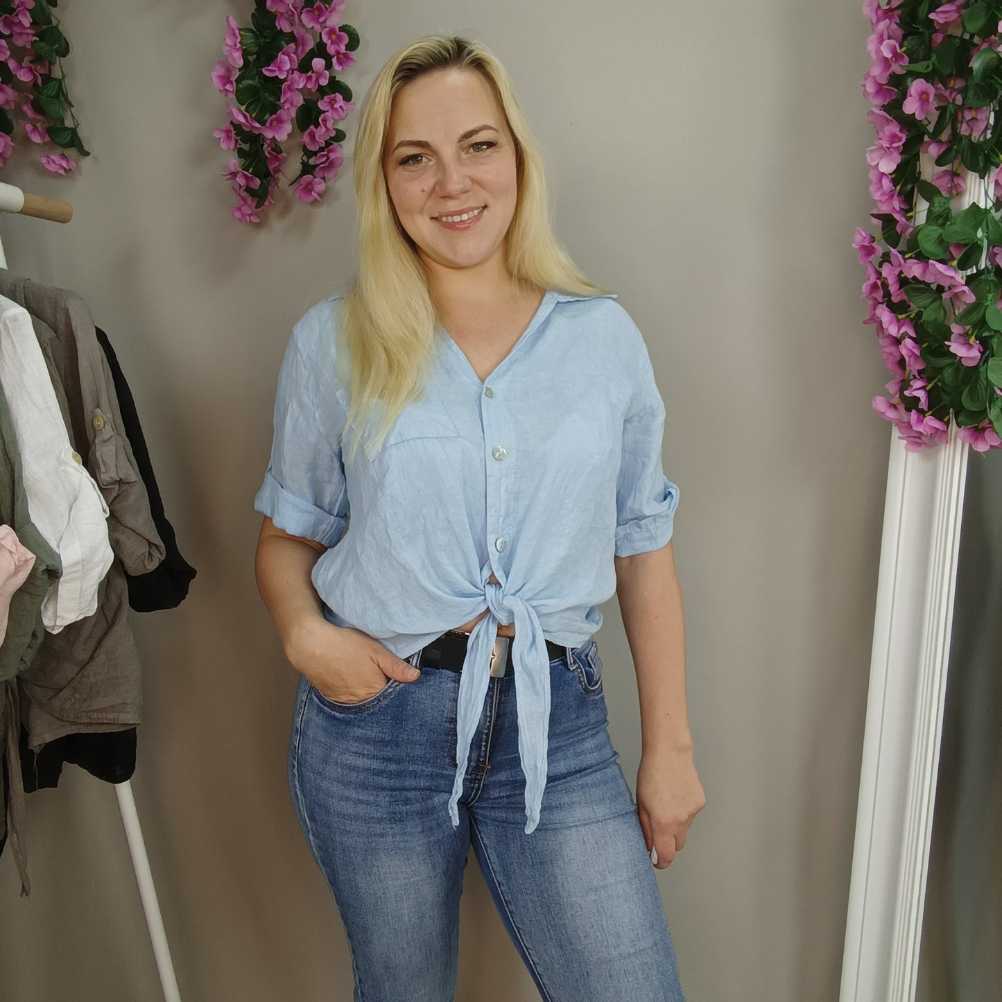 Kurze Leinenbluse zum Knoten in Hellblau