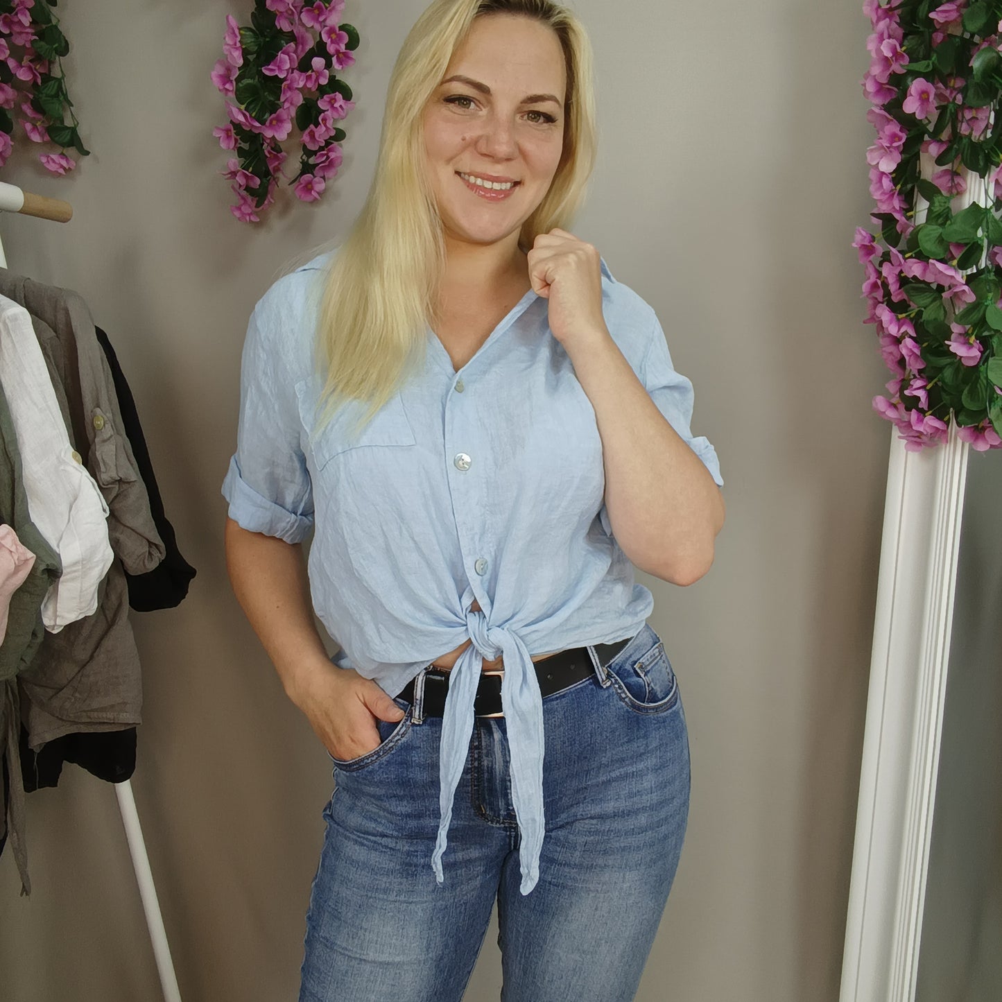 Kurze Leinenbluse zum Knoten in Hellblau